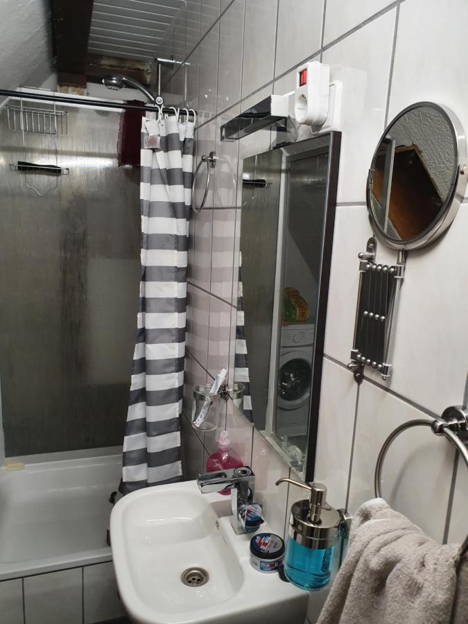 Dachgeschosswohnung In 2 Apartment *